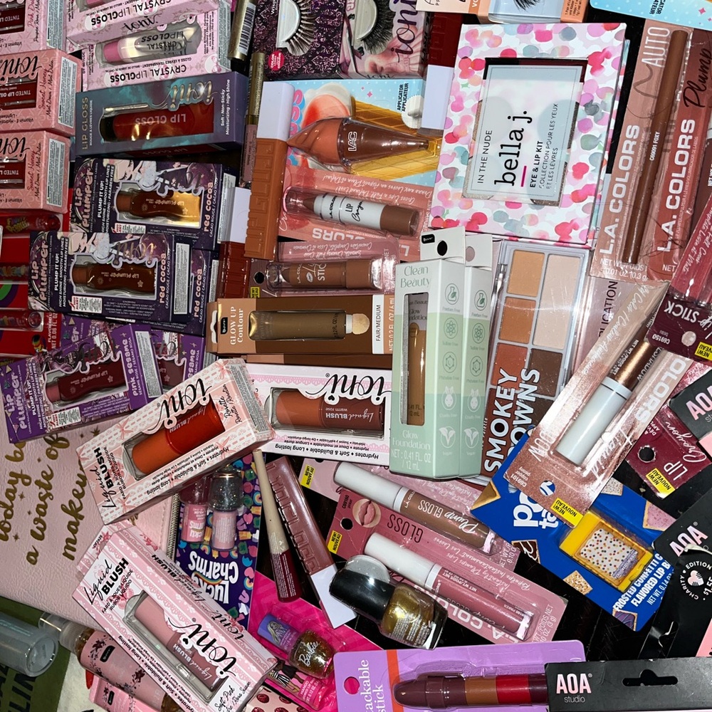 Assorted Beauty and Makeup Collection - Picture 7 of 8